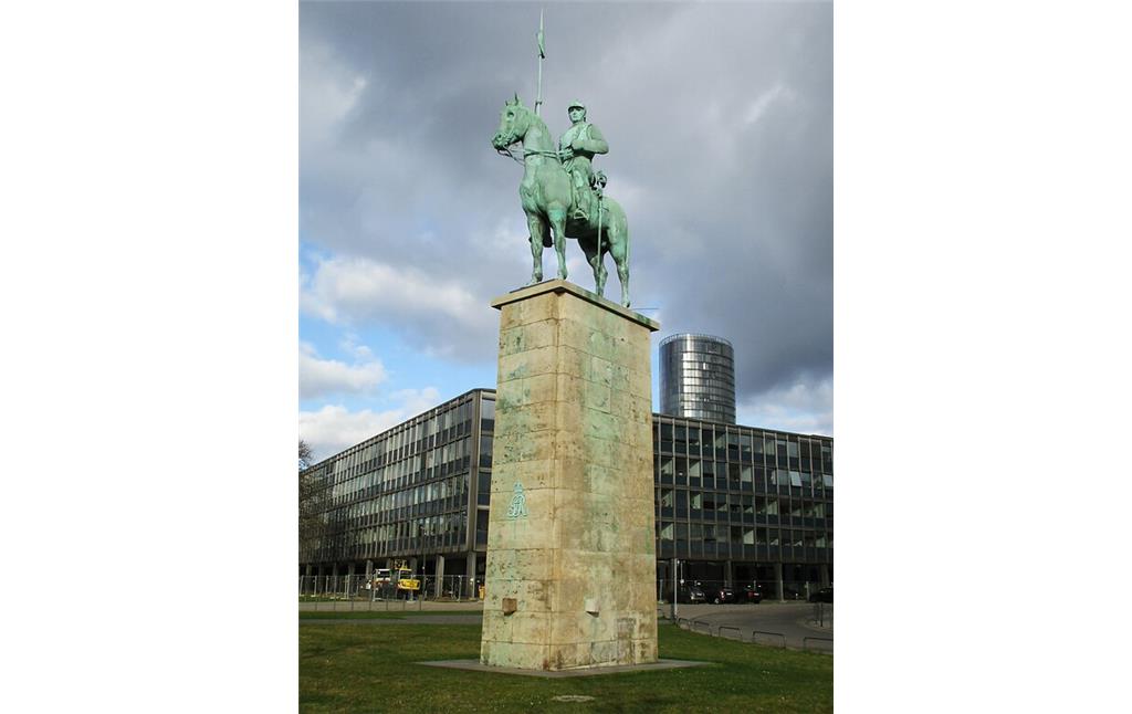Das Kürassier-Denkmal bzw. "Lanzenreiter"-Denkmal des Kürassier Regiments Nr. 8 in Köln-Deutz nach seiner 2018 abgeschlossenen Sanierung (2022), im Hintergrund das LVR-Landeshaus und das Hochhaus KölnTriangle.