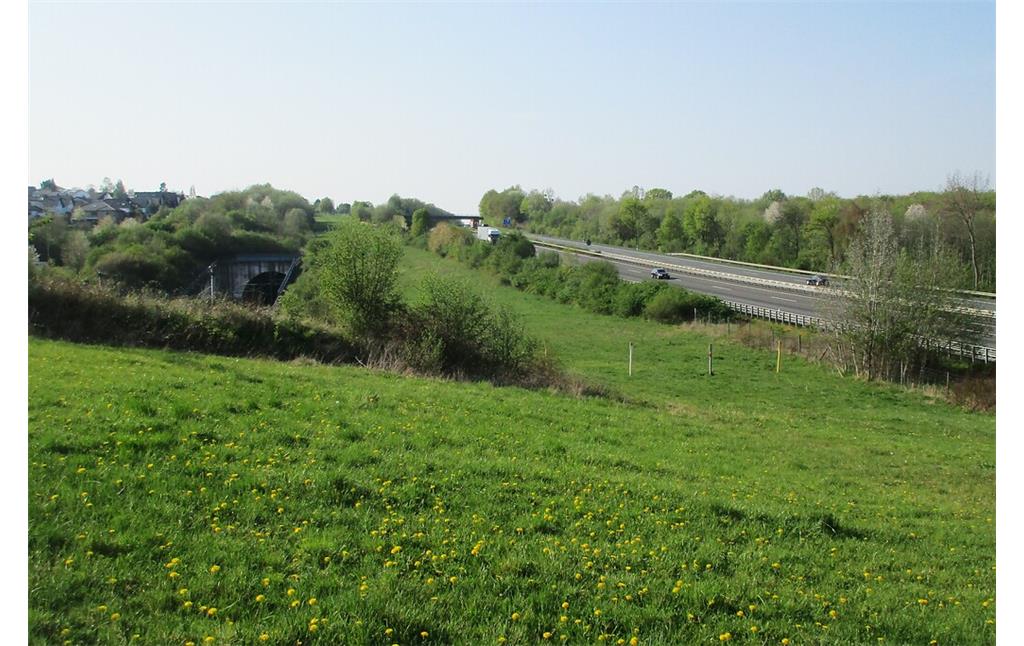 Blick auf die Bundesautobahn A3 bei Bad Honnef-Aegidienberg und den Aegidienberg-Tunnel der ICE-Bahnstrecke durch das Siebengebirge (2020).