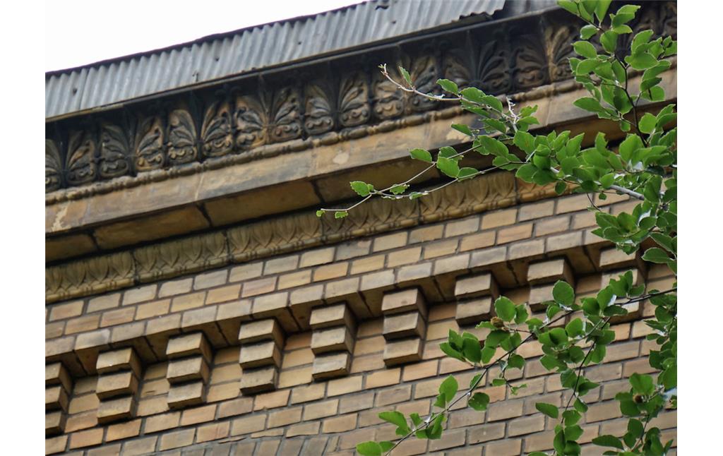 Detailansicht des Architravs an der Front der ehemaligen Villa Oppenheim. Gut erkennbar ist der Lotos-Palmetten-Fries (2018).