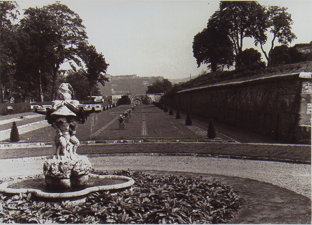 Volkspark in Koblenz-Lützel mit Muschelbrunnen im Vordergrund (um 1938).
