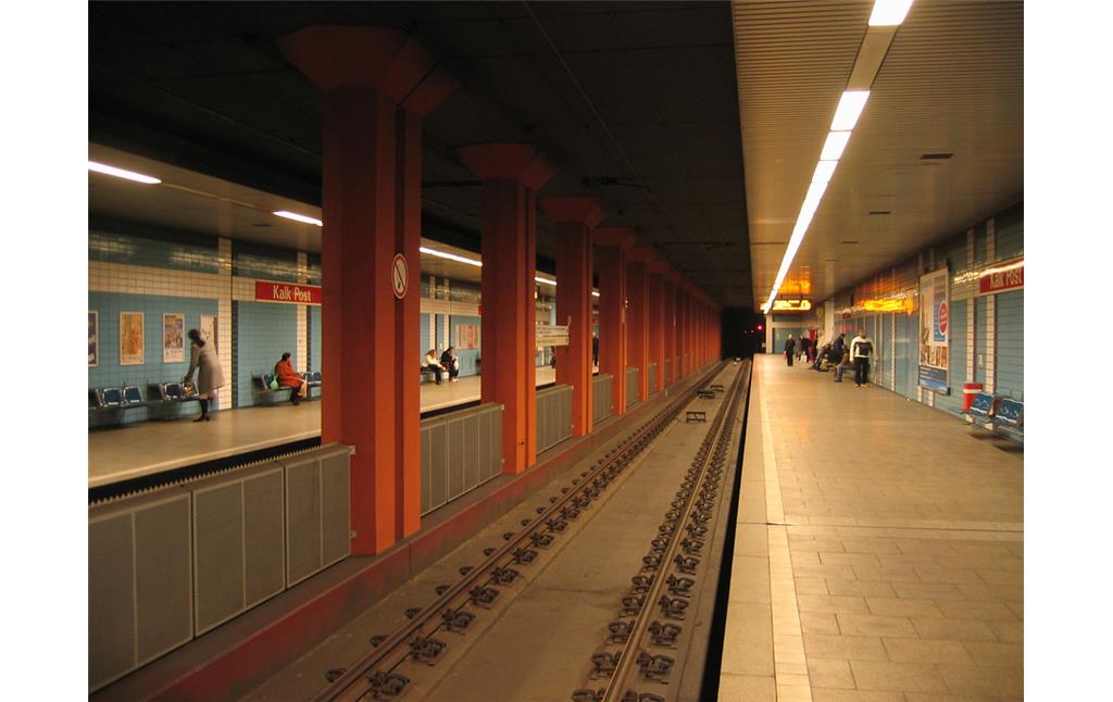 Bahnsteig und Gleisanlage im U-Bahnhof Kalk Post der Stadtbahn Köln (2008); zur Zeit des "Kalten Krieges" zugleich Zugang zu einer Zivilschutzanlage mit Atombunker.
