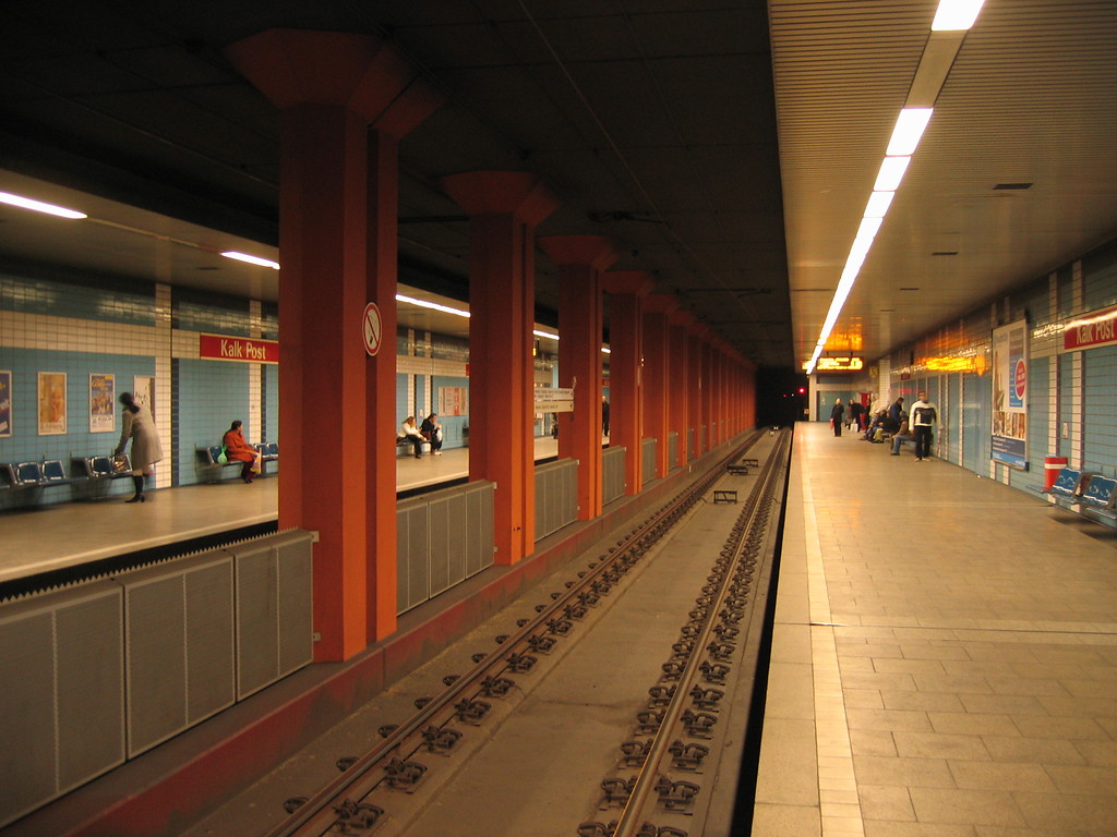Bahnsteig und Gleisanlage im U-Bahnhof Kalk Post der Stadtbahn Köln (2008); zur Zeit des "Kalten Krieges" zugleich Zugang zu einer Zivilschutzanlage mit Atombunker.