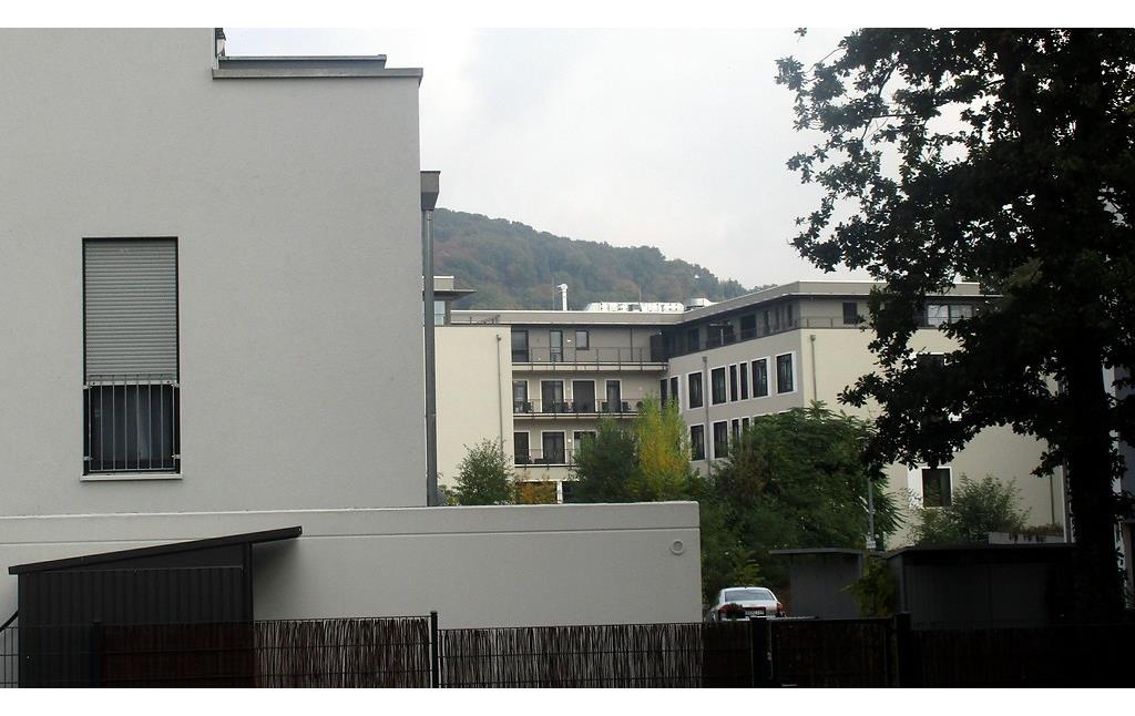 Ehemaliges Gelände der "Penaten Pharmazeutische Fabrik Dr. med. Riese & Co. GmbH" in Rhöndorf mit neuer Wohn- und Gewerbebebauung, rückwärtige Ansicht vom Mühlenweg aus (2016).