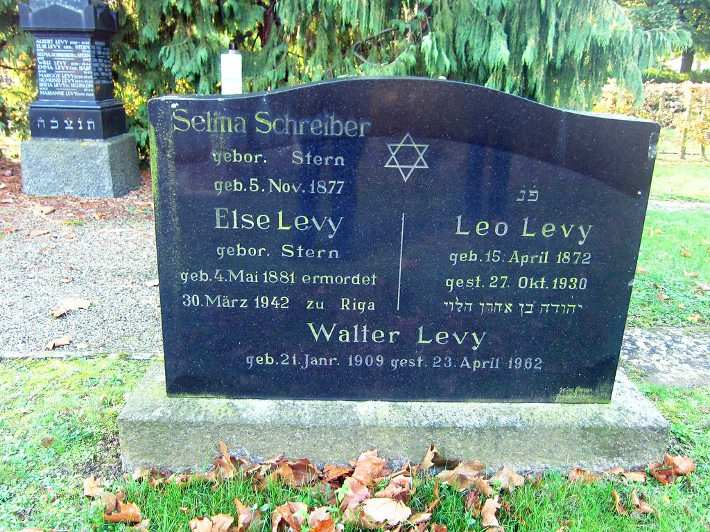 Ein Grabstein auf dem Judenfriedhof in Jüchen-Garzweiler (2013)