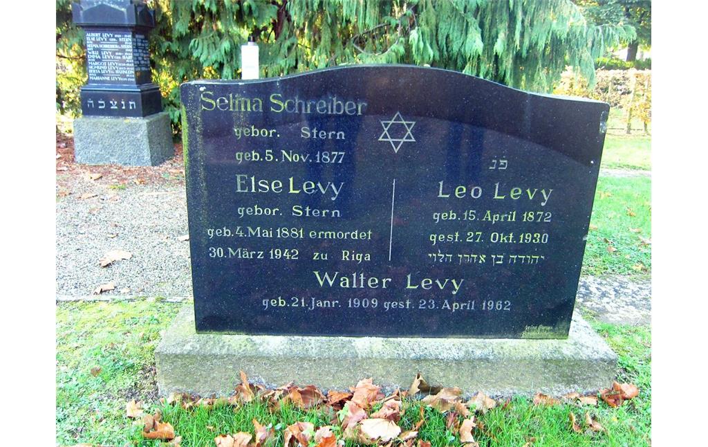 Ein Grabstein auf dem Judenfriedhof in Jüchen-Garzweiler (2013)