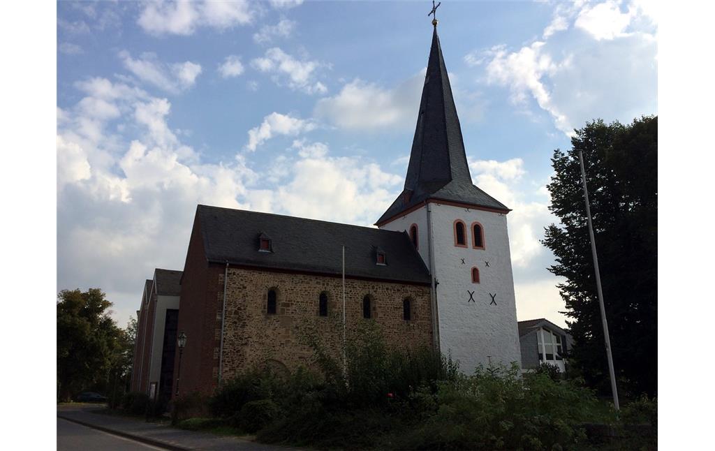 Die Kirche "Sankt Michael" in Großbüllesheim bei Euskirchen.