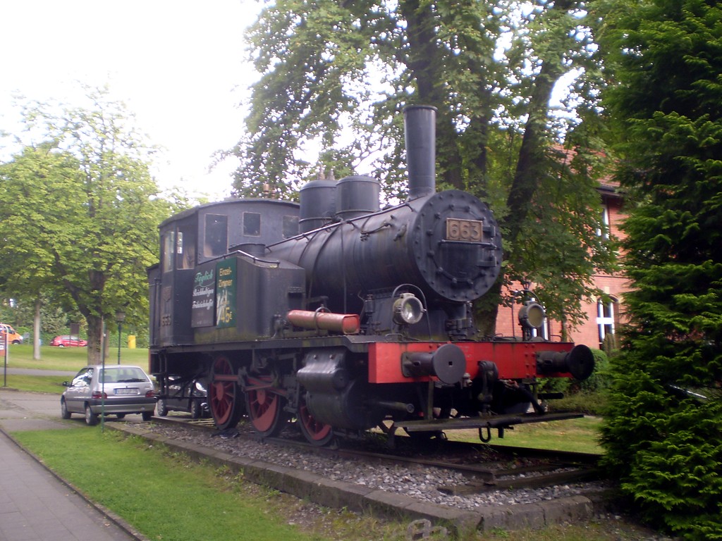 Dampflokomotive 663 vor dem ehemaligen Bahnhof Brüggen (2012)