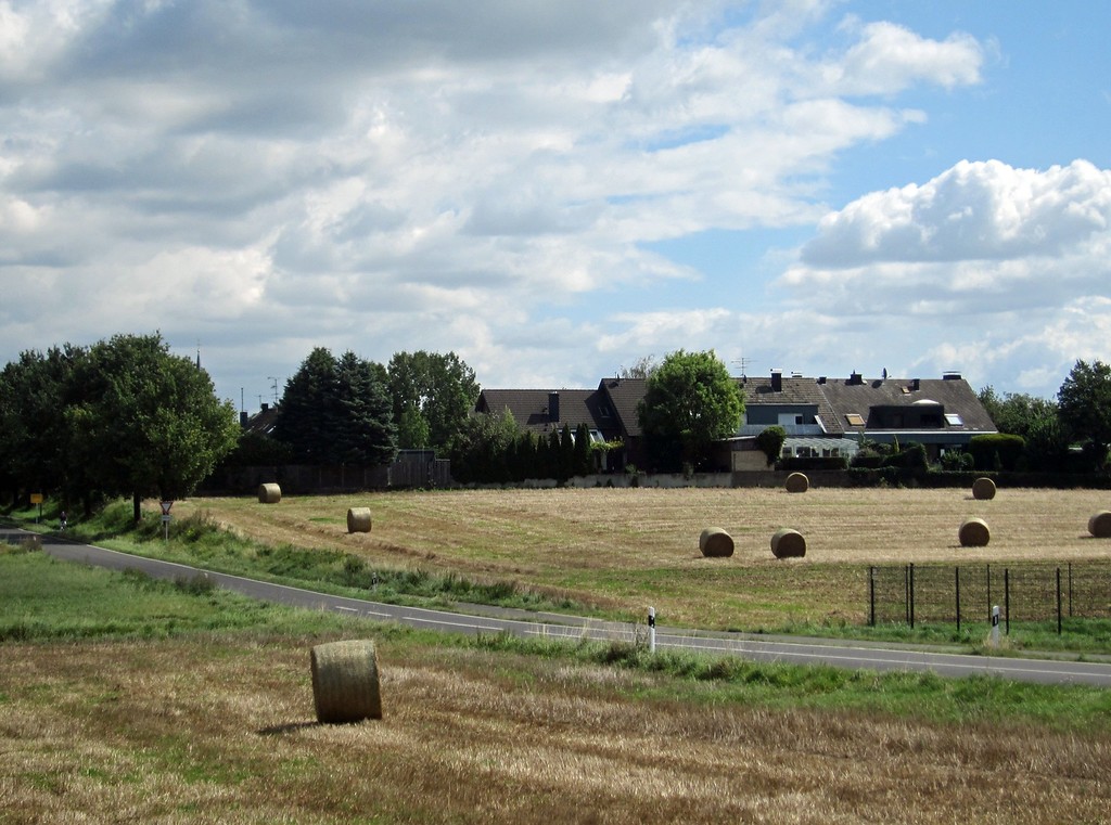 Blick auf das zu Jüchen gehörende Dorf Bedburdyck, durch das der Jüchener Bach fließt (2014).