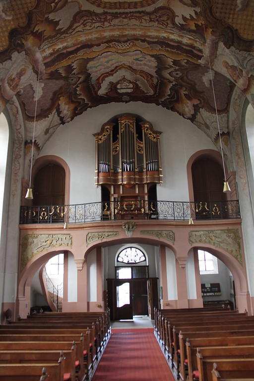 Das Innere der Klosterkirche Springiersbach mit Empore und Orgel (2015).