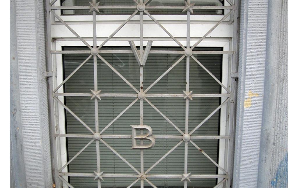 Die Initialen der Konsumgenossenschaft "V" und "B" (für "Vorwärts / Befreiung") an einer Fenstervergitterungen des Wohn- und Geschäftshaus der früheren Konsumgenossenschaft "Vorwärts" in der Sedanstraße in Barmen (2014).