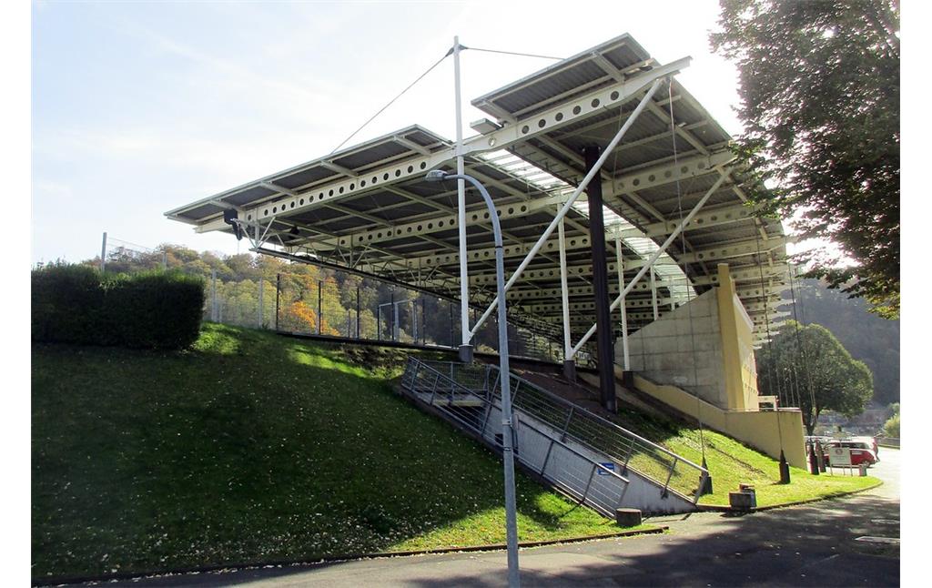 Die westliche Haupttribüne mit der denkmalgeschützten Schildwand am Stadion am Zoo in Wuppertal-Elberfeld (2019).