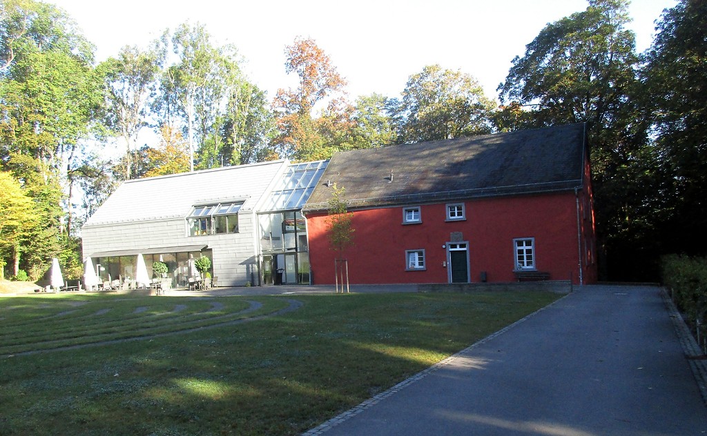 Das Rote Haus bei Schloss Homburg in Nümbrecht (2016). Die ehemalige Zehntscheune ist heute Sitz der Biologischen Station Oberberg, links im Bild ein moderner Anbau.