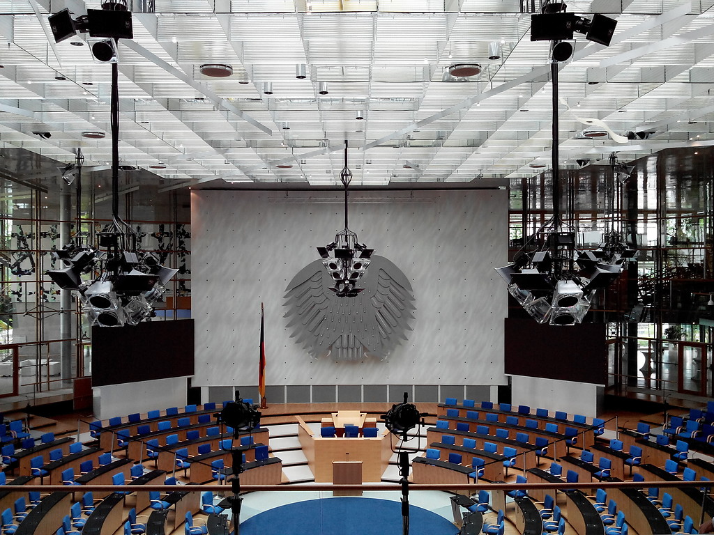 Der ehemalige Plenarsaal in Bonn von der Besucherplattform aus. Hinter dem Platz des Bundestagspräsidenten ist der große Bundesadler ("Fette Henne") zu sehen.