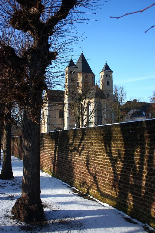 Klostermauer und Klosterkirche der ehemaligen Prämonstratenserabtei Knechtsteden bei Dormagen (2017)
