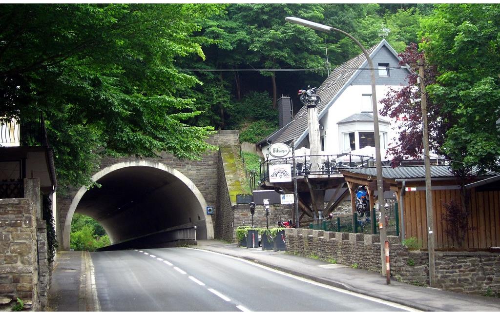 Östliche Einfahrt in den Engelslay-Tunnel an der Bundesstraße B 267 bei Altenahr (2015).