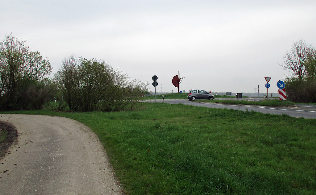 Der Verkehrskreisel bei Pulheim-Sinnersdorf mit der Einmündung der Roggendorfer Straße in die Landstraße L 183 (2016).