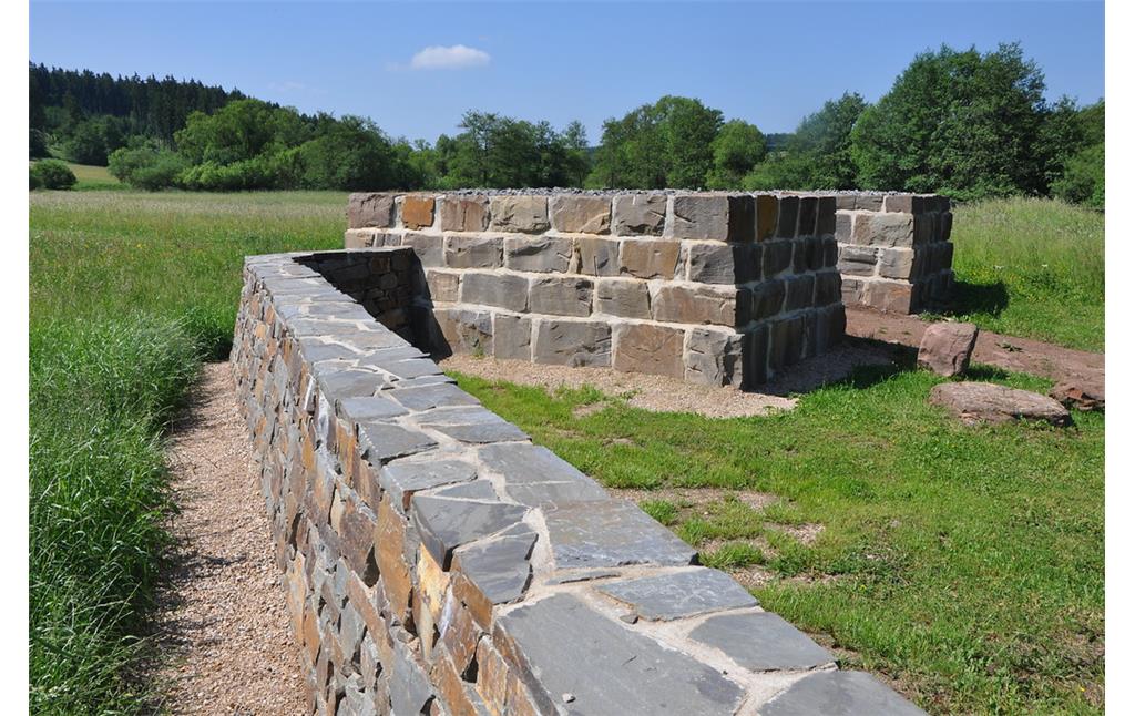 Teil des römischen Kleinkastells in Nettersheim mit rekonstruierten Mauerabschnitten und einer Toranlage (2014)