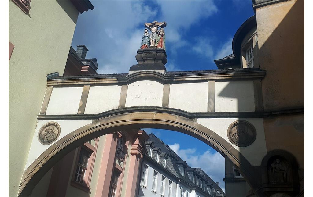 Der mit einer Kreuzigungsszene gestaltete portalartige Zugang zur Trierer Domimmunität / Domfreiheit (2020).