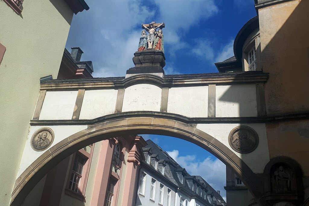 Der mit einer Kreuzigungsszene gestaltete portalartige Zugang zur Trierer Domimmunität / Domfreiheit (2020).