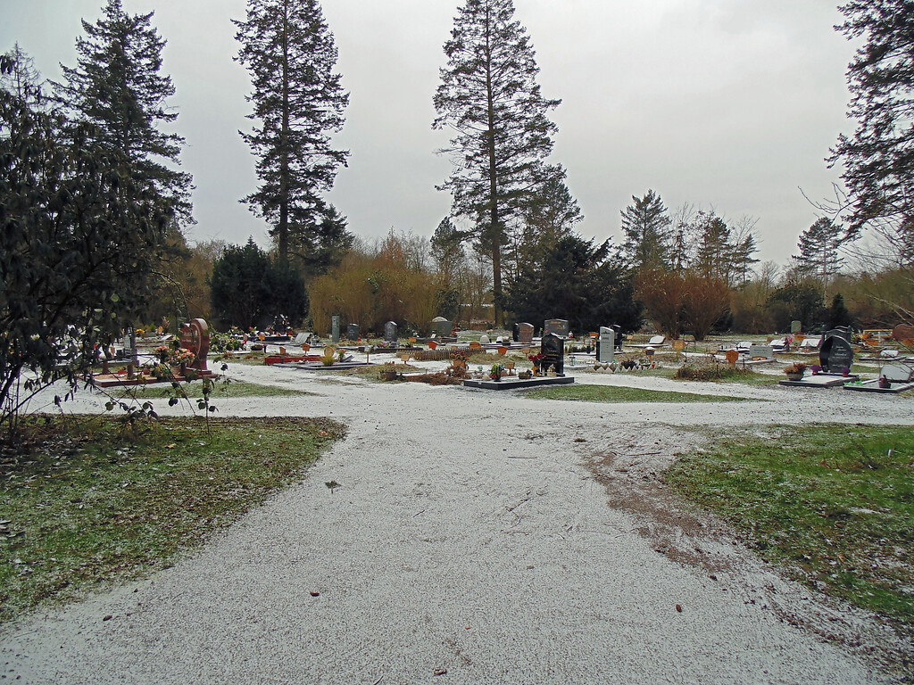 Muslimisches Gräberfeld auf dem Westfriedhof in Köln-Vogelsang gen Mekka ausgerichtet (2021).