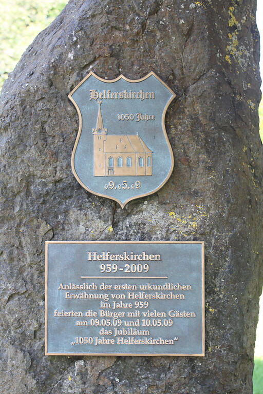 Erinnerungsplakette auf einem Stein zum 1050-jährigen Jubiläum der Ortsgemeinde Helferskirchen (2020).