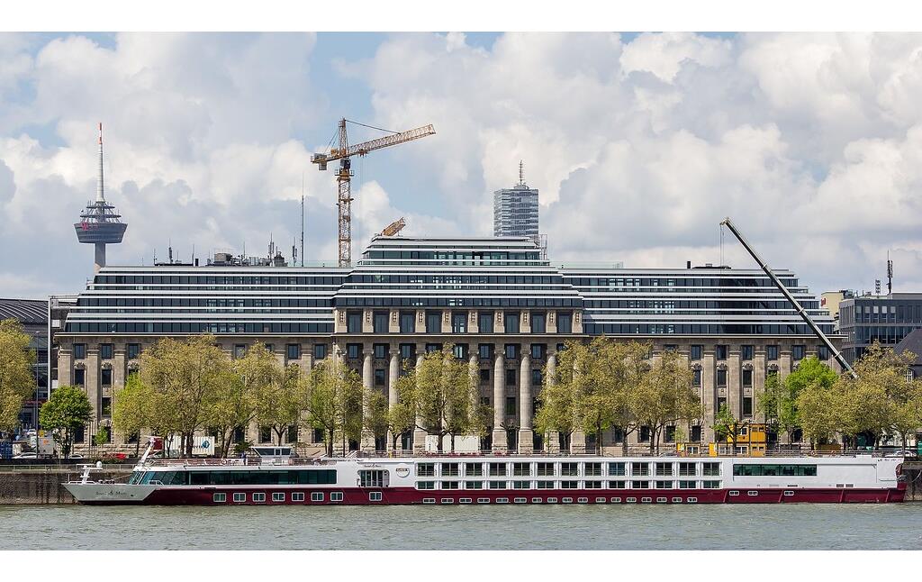 Die "Neue Direktion Köln", die alte Reichsbahndirektion am Kölner Rheinufer, nach dem erfolgtem Umbau, nun mit drei zusätzlichen Staffelgeschossen (Mai 2016). Am Ufer liegt das Flusskreuzfahrtschiff "Sound of Music".