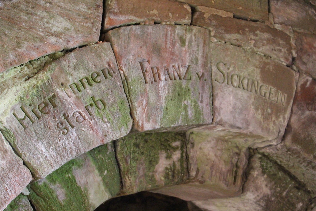Inschrift über der Tür zur Sterbekammer Franz von Sickingens in der Burg Nanstein bei Landstuhl (2021)