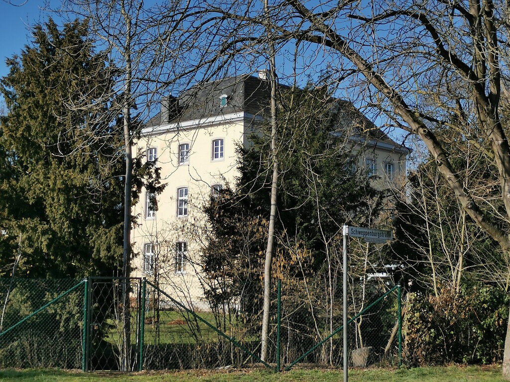 Blick von der Schweppenburgstraße auf das 1770 errichtete Herrenhaus mit Wassergraben Graue Burg in Bornheim-Sechtem (2021).