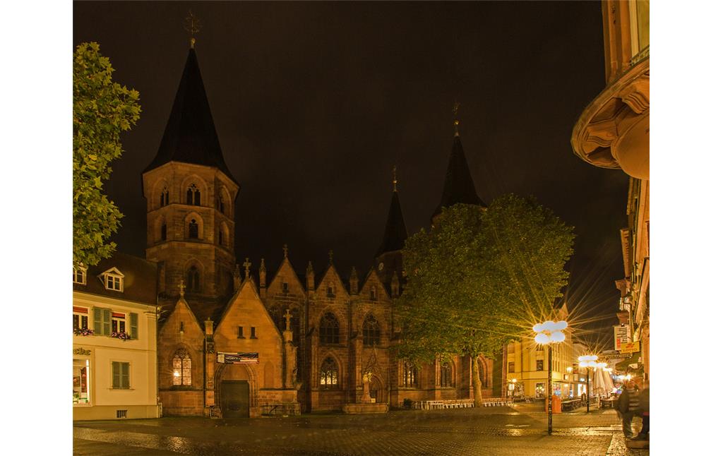 Nordwestansicht der Stiftskirche Kaiserslautern. Am linken Bildrand ist die Adlerapotheke zu erkennen (2015).