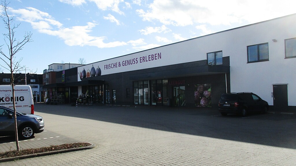 Gebäude und Supermarktparkplatz im Bereich des früheren Poststadions in der Bonner Nordstadt (2021).