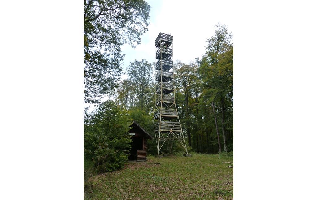 Eybergturm mit Schutzhütte auf dem Großen Eyberg bei Dahn (2017).