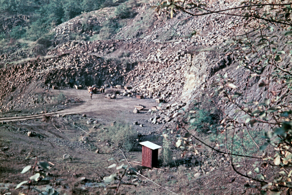 Blick in den Dattenberger Steinbruch (1970er Jahre).