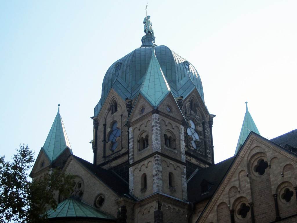 Ostturm des Quirinus-Münsters in Neuss, ehemalige Kirche des Benediktinerinnenklosters und späteren Kanonissenstifts St. Quirin (2014)