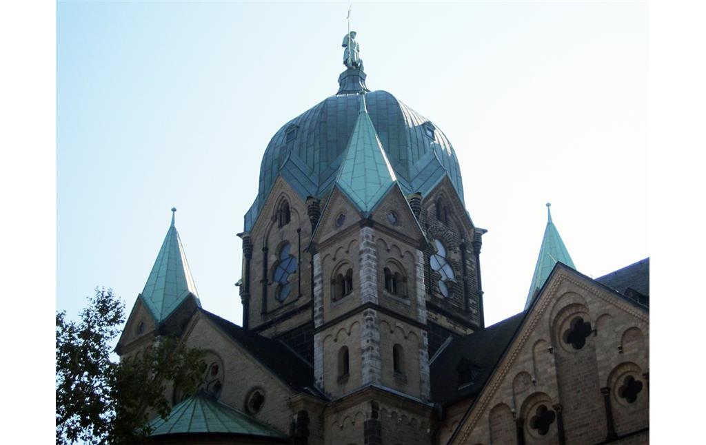 Ostturm des Quirinus-Münsters in Neuss, ehemalige Kirche des Benediktinerinnenklosters und späteren Kanonissenstifts St. Quirin (2014)
