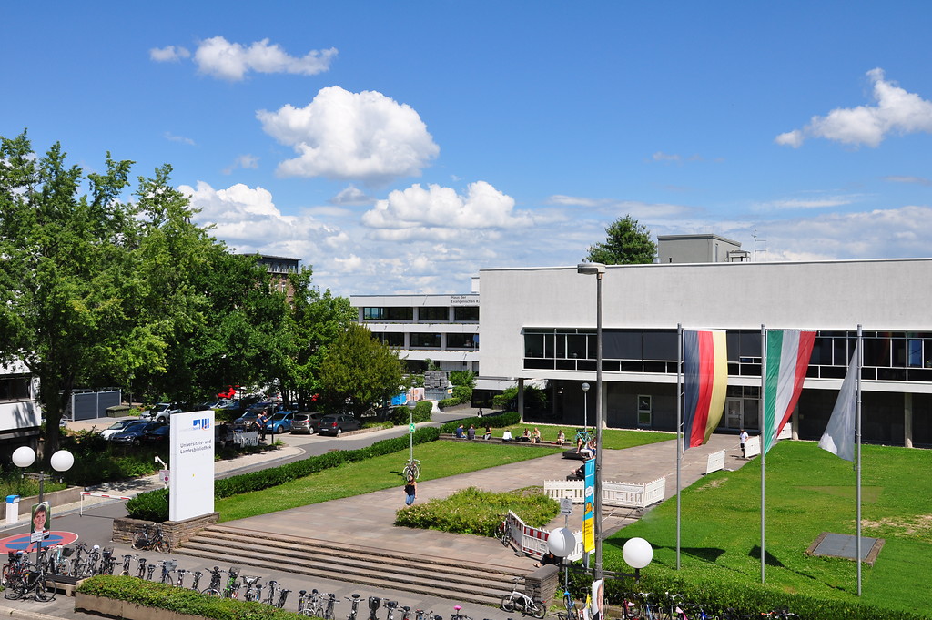 Blick auf den Eingangsbereich und auf die davor liegende Wiese der Universitäts- und Landesbibliothek Bonn (2017)