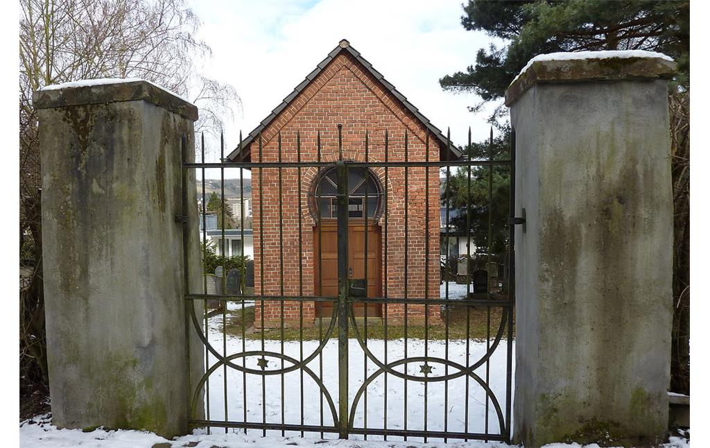 Blick durch die Pforte auf den jüdischen Friedhof auf dem Johannisberg in Bad Neuenahr (2010). Zentral im Bild ist das Taharahaus (Leichenhalle) zu sehen.