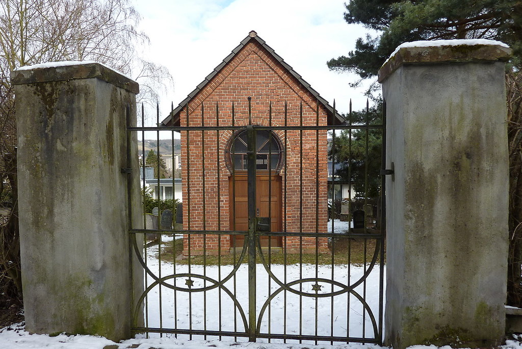 Blick durch die Pforte auf den jüdischen Friedhof auf dem Johannisberg in Bad Neuenahr (2010). Zentral im Bild ist das Taharahaus (Leichenhalle) zu sehen.