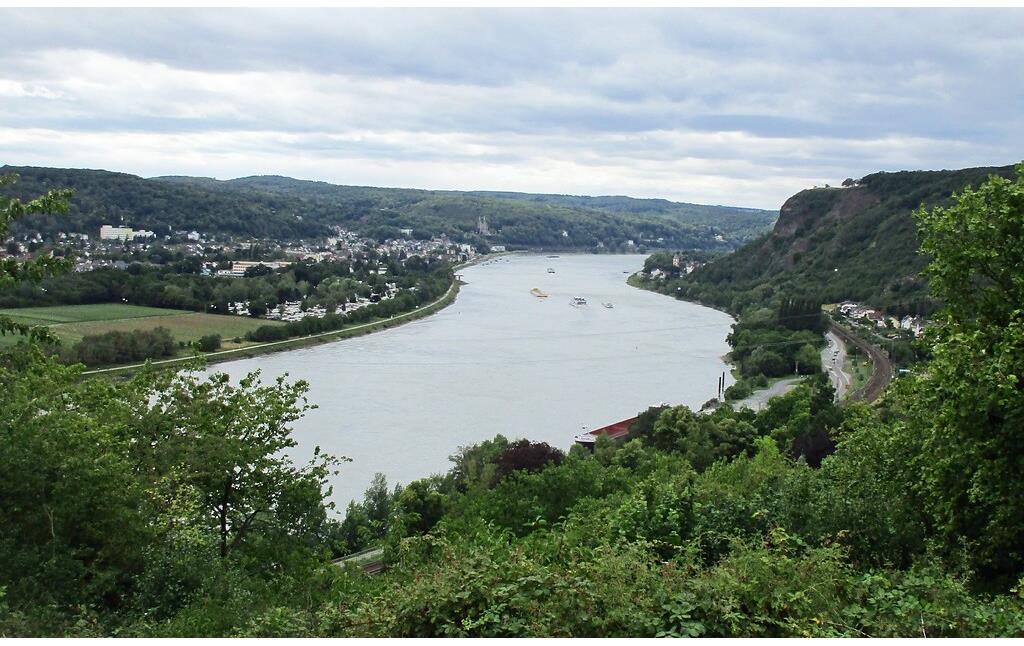 Blick von einer Anhöhe über dem Rhein in Richtung des Basaltfelsens der Erpeler Ley (rechts) und über den Fluss hinweg in Richtung der Stadt Remagen (2020).