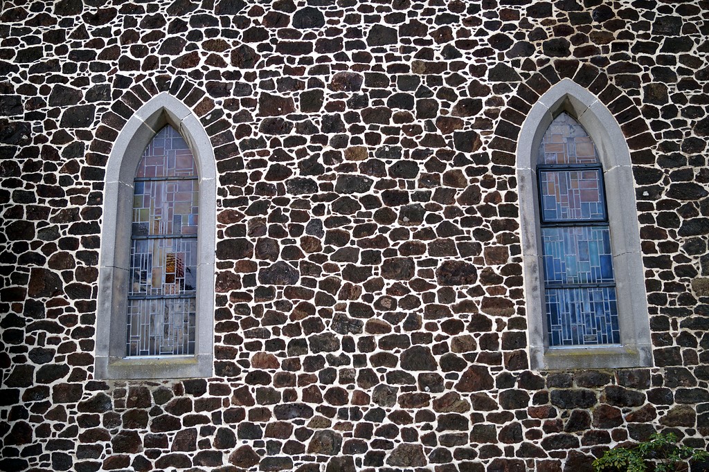 Auffällige Tuffsteinfensterrahmen an der Katholischen Filialkirche Christ König in Polch-Kaan (2015).