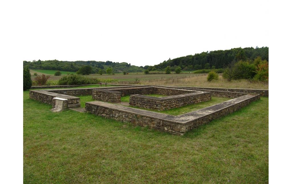 Die Mauern, welche die Umrisse des früheren römischen Heiligtums "Judenkirchhof" bei Gerolstein bilden (2013)