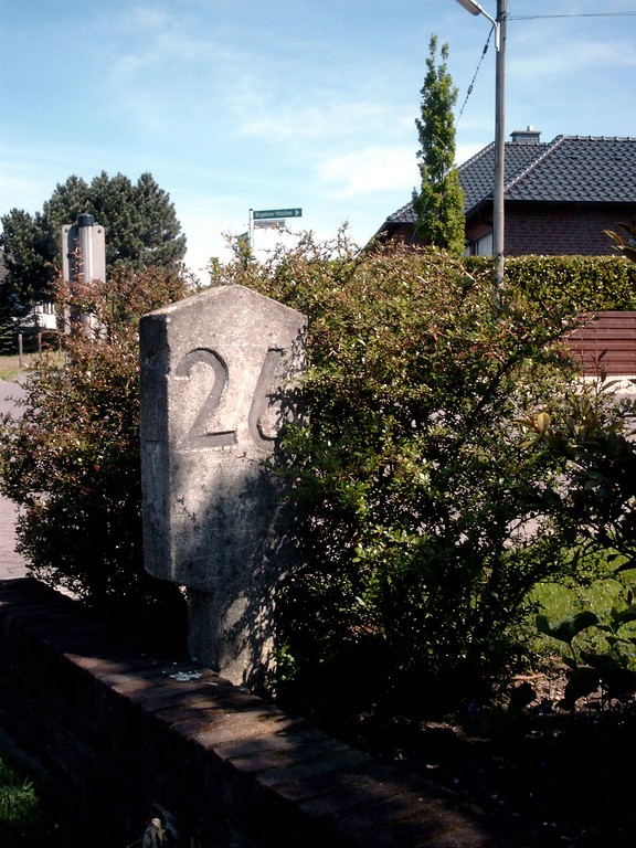 Kilometerstein der ehemaligen Eisenbahnstrecke Jülich - Baal - Dalheim in Wassenberg-Birgelen (2003)