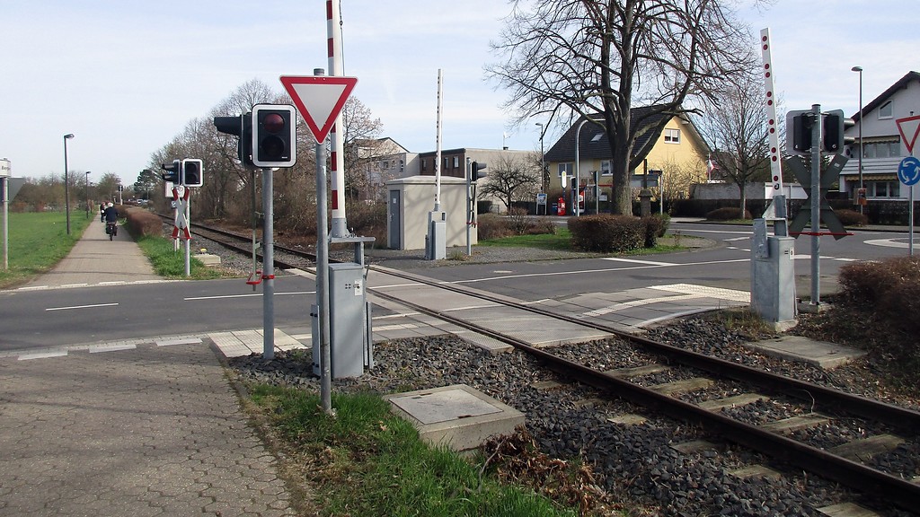 Gleise der Kleinbahn Siegburg - Zündorf, des so genannten "Rhabarberschlittens", an der Eschmarer Straße in Troisdorf-Müllekoven (2017).