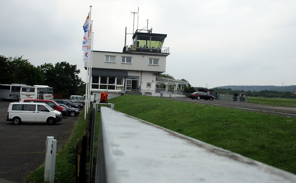 Flugplatz Koblenz-Winningen, Blick auf das zentrale Gebäude mit dem Tower (2016).