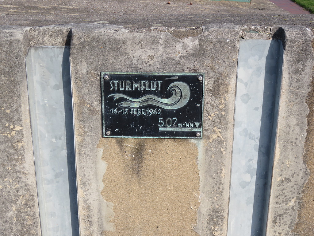 Eine kleine Gedenktafel an der Brücke Heiligenstedten erinnert an die katastrophale Sturmflut von 1962 (2018).