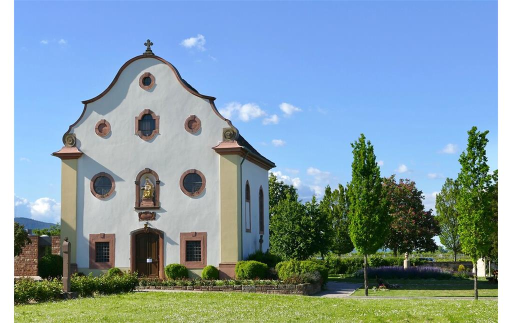 Die Marienkapelle in Kirrweiler, Schrägansicht (2021)