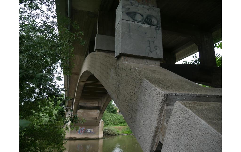 Östlicher Bogen der Straßenbrücke bei Limburg-Staffel (2017)