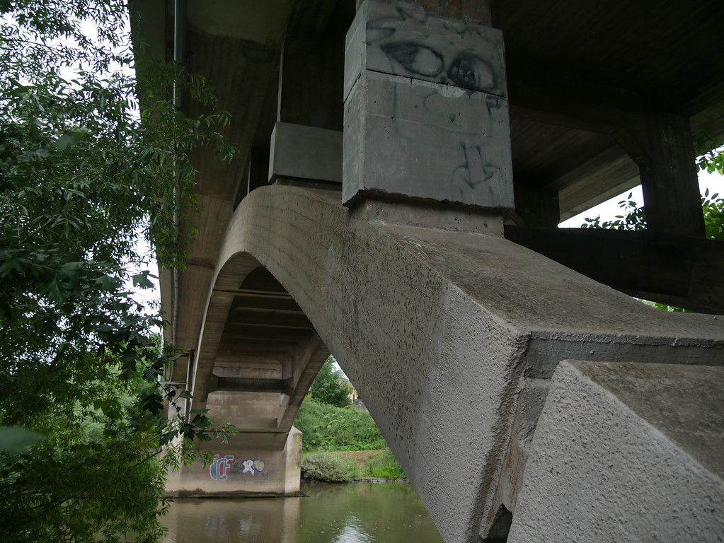 Östlicher Bogen der Straßenbrücke bei Limburg-Staffel (2017)