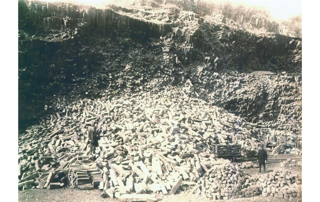 Basaltsteinbruch in Dattenberg, links der Betriebsleiter Wolf (1922)