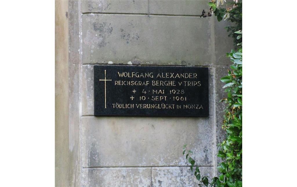 Die Grabtafel für den tödlich verunglückten Rennfahrer "Wolfgang Alexander Reichsgraf Berghe v. Trips" rechts des Eingangs zur 1857-1859 in Form einer neugotischen Kapelle erbauten Familiengruft auf dem Friedhof Kerpen-Horrem (2022).