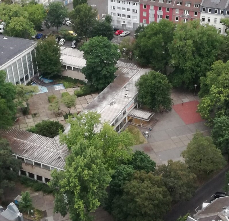 Das Bonner Frankenbad mit Vorplatz, Atrium und umliegender Begrünung, Ansicht von oben (2020).